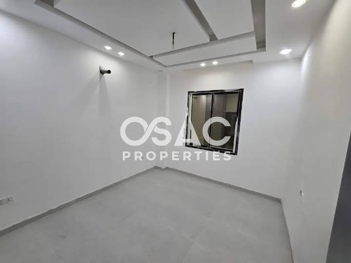  Freehold 5-Bedroom Townhouse  | Community View - 5